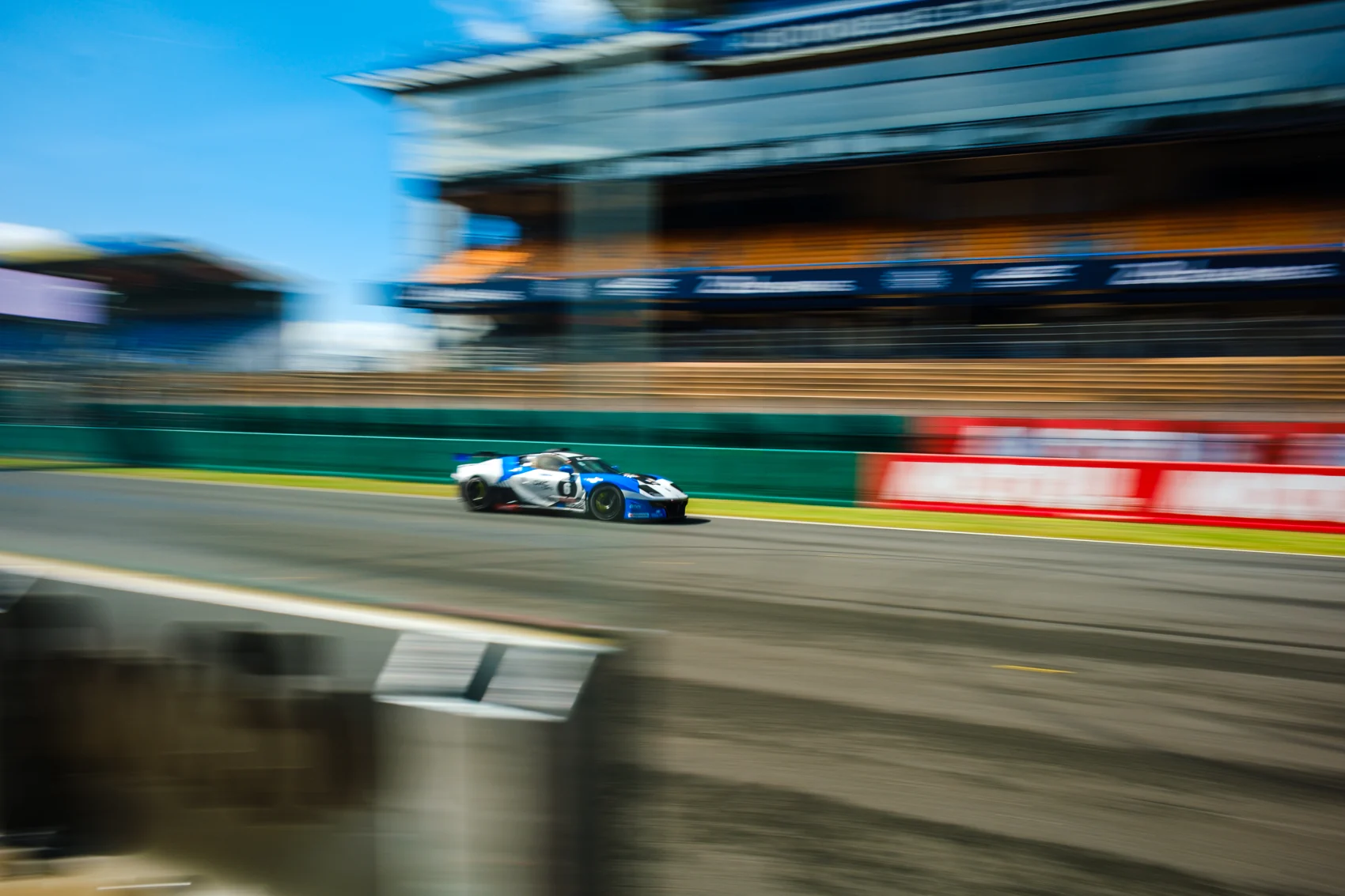 La Ligier n°6 ORHES–DRIVEXCHANGE en piste au Mans